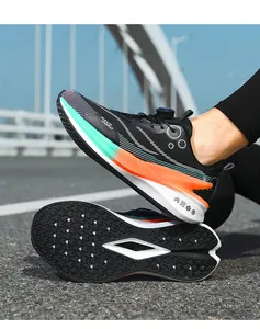 Détail de chaussures de course tendance avec système à boucle rotative et semelle épaisse