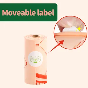 Detail van het verwijderbare label op een rol biologisch afbreekbare hondenpoepzakjes