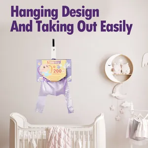 Hängebox mit lila duftenden Windelbeuteln für Babyzimmer über einem weißen Kinderbett