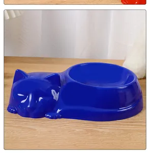 Detailansicht eines leuchtend blauen Futternapfes in Form einer schlafenden Katze.