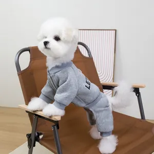 Survêtement confortable en polaire grise pour petits chiens sur un Bichon Frisé blanc