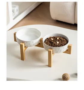 Soporte elevado de bambú con dos cuencos de cerámica con diseño de huellas para mascotas