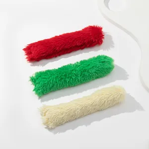 Set aus drei bunten Plüsch-Katzenminze-Spielzeugen in Rot, Grün und Creme auf weißem Grund