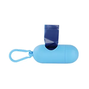 Dettaglio del distributore di sacchetti per rifiuti domestici a capsula blu con sacchetto