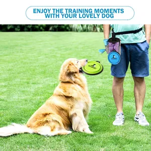Photo d'action d'une sacoche de dressage pour chien et de bols pliables sur l'herbe