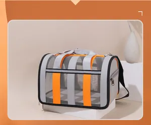 Seitenansicht der atmungsaktiven Haustiertasche in Grau und Orange mit stabilen Tragegriffen.