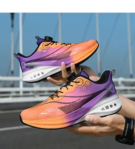 Gros plan de chaussures de sport dégradées avec un système de laçage à cadran rotatif