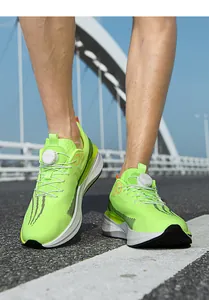 Chaussures de sport vert fluo tendance avec système de laçage à cadran rotatif et semelles.