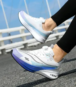Vue latérale de baskets blanches tendance avec boucle rotative et dégradé violet