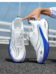 Vue détaillée de baskets blanches et bleues avec boucle rotative et logo RAVR ROAD