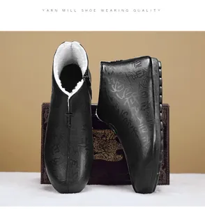 Schwarze halbhohe Winterschuhe mit warmem weißem Fleecefutter und geprägter Leder-Oberfläche