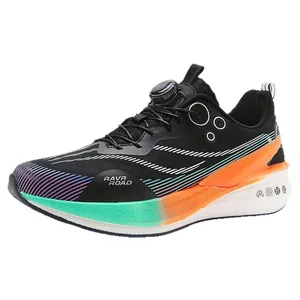 Chaussures de course noires tendance avec boucle rotative et semelle épaisse.