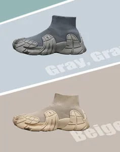 Λεπτομέρεια από fly-knit sneakers με χοντρή σόλα χταπόδι σε γκρι και μπεζ χρώματα