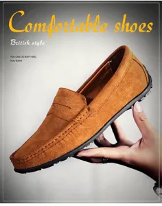 Gros plan d'un mocassin pour homme en daim marron montrant les coutures et la texture