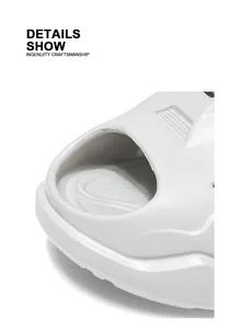 Nahaufnahme weißer Designer-Slides im Mech-Stil mit Fokus auf die weiche Materialtextur