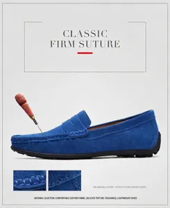 Détail du mocassin en daim bleu montrant la couture manuelle et la texture