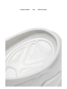 Detailansicht der weichen, strukturierten Innensohle weißer Designer-Slipper im Mecha-Stil
