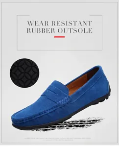 Gros plan de mocassins en daim bleu avec une semelle en caoutchouc très résistante