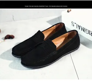 Vue détaillée de mocassins en daim noir pour hommes avec bride classique Penny