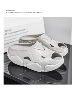 Detailaufnahme von klobigen Sandalen im Mecha-Stil mit futuristischen Ausschnitten