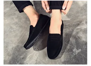 Vue détaillée de mocassins en daim noir pour hommes avec coutures et ajustement