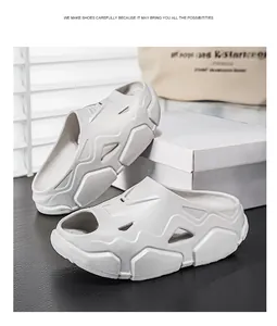 Detailansicht futuristischer weißer Mecha-Clogs mit klobigen, weichen und dämpfenden Sohlen