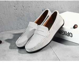 Mocassins Penny pour hommes en daim gris clair avec surpiqûres blanches élégantes