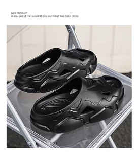 Detailansicht schwarzer Garten-Clogs im Mech-Stil auf einem modernen transparenten Stuhl