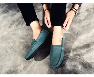 Gros plan de mocassins pour hommes en daim bleu canard avec coutures classiques