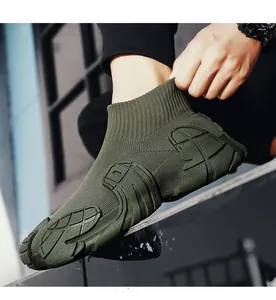 Κοντινό πλάνο ορειβατικού παπουτσιού fly-knit σε χακί χρώμα με μοναδική σόλα από καουτσούκ χταπόδι