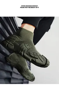 Λεπτομερής όψη των λαδί flyknit sneakers μεσαίου ύψους με χοντρή σόλα