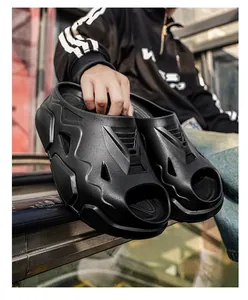 Detail der futuristischen schwarzen Mecha-Slipper mit mattem Finish und weicher Sohle