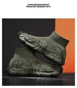 Λεπτομερής προβολή λαδί fly-knit sneaker με μοναδική χοντρή σόλα σε σχήμα χταποδιού