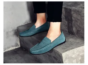 Vue détaillée des mocassins élégants en daim bleu pour hommes sur des escaliers