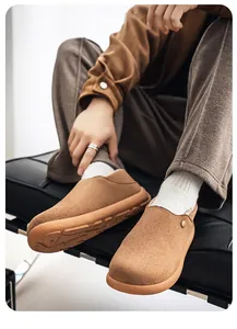 Gros plan de sabots en daim marron pour hommes avec doublure douce et semelle robuste
