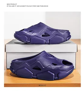 Detailansicht von lila Slide-Sandalen im Mecha-Stil mit geometrischen Ausschnitten.