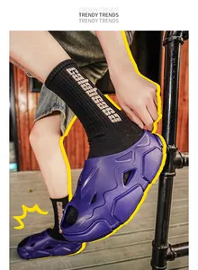 Nahaufnahme lilafarbener Mecha-Sandalen mit dicker futuristischer Sohle und Ausschnitten.