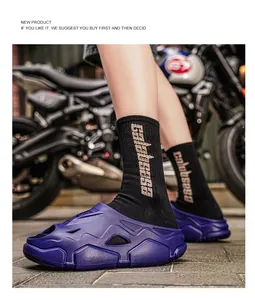 Nahaufnahme lila Mecha-Stil Outdoor-Pantoletten getragen mit schwarzen Calabasas Socken