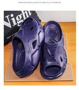 Detailansicht der dunkelvioletten Mecha-Sandalen mit einem futuristischen Sohlendesign.