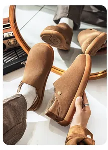 Détail rapproché de mocassins en daim pour hommes doublés de polaire chaude couleur marron
