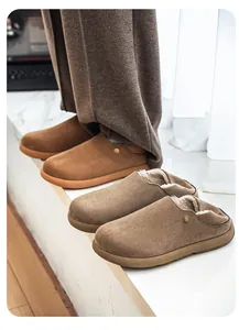 Gros plan de sabots en daim pour hommes avec doublure polaire chaude aux tons marron