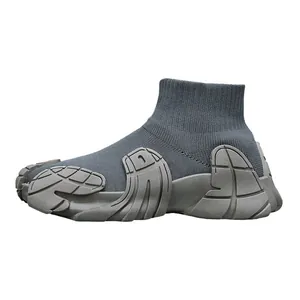 Γκρι flyknit αθλητικά παπούτσια-κάλτσα με χοντρή σόλα από καουτσούκ για υπαίθρια σπορ