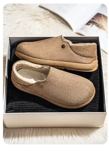 Gros plan de chaussures de luxe en daim marron avec doublure chaude en peluche
