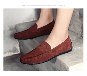Détail en gros plan de mocassins en daim marron pour hommes avec coutures et semelle