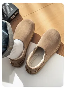 Gros plan sur la doublure en polaire chaude et le daim kaki des mules d'hiver pour hommes.