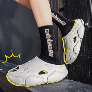 Designer graue Mech-Style Slides mit ultraweicher Sohle für sommerliche Freizeitmode