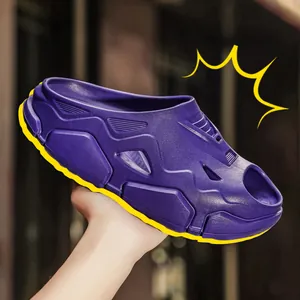 Futuristische violette Mecha-Plattform-Slipper für den Sommer