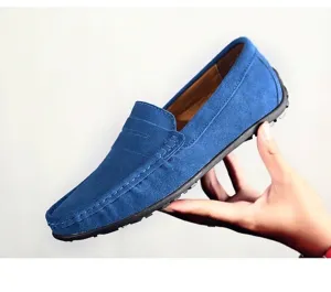 Vue détaillée d'un mocassin pour homme en daim bleu montrant sa texture douce