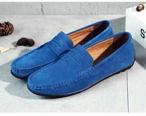 Vue détaillée des mocassins bleus en daim pour hommes avec coutures artisanales