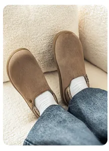 Gros plan de sabots en daim marron pour hommes avec doublure polaire chaude